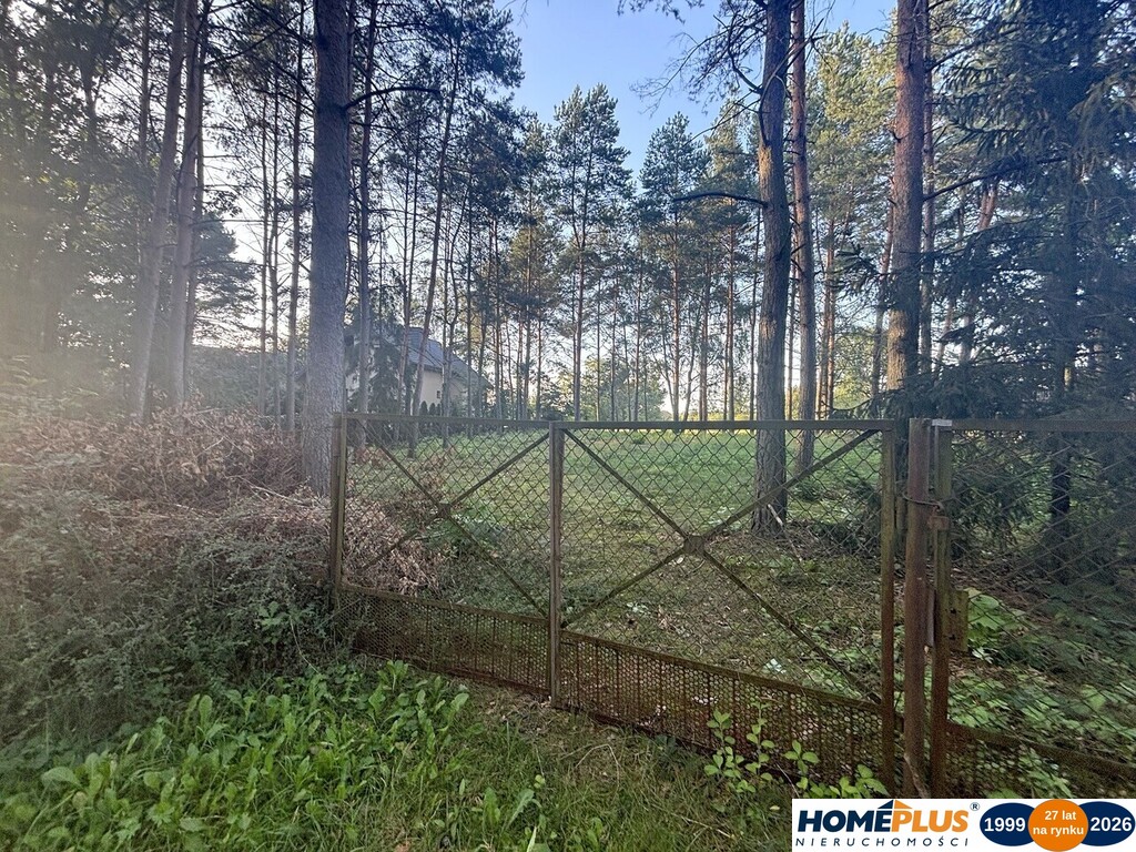 Kształtna działka budowlana w lesie blisko rzeki