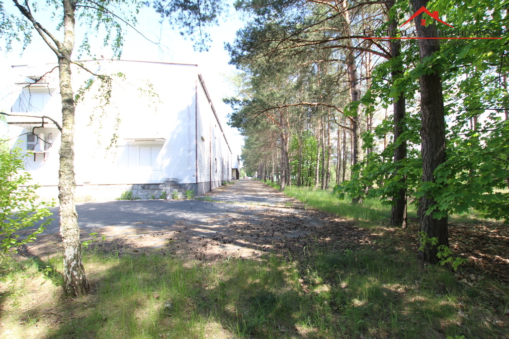 Działka z obiektem pod zabudowę wielorodzinną.
