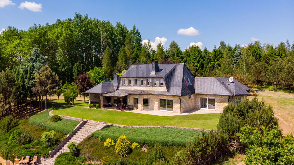 Dom w stylu śródziemnomorskim nad jeziorem Mazury