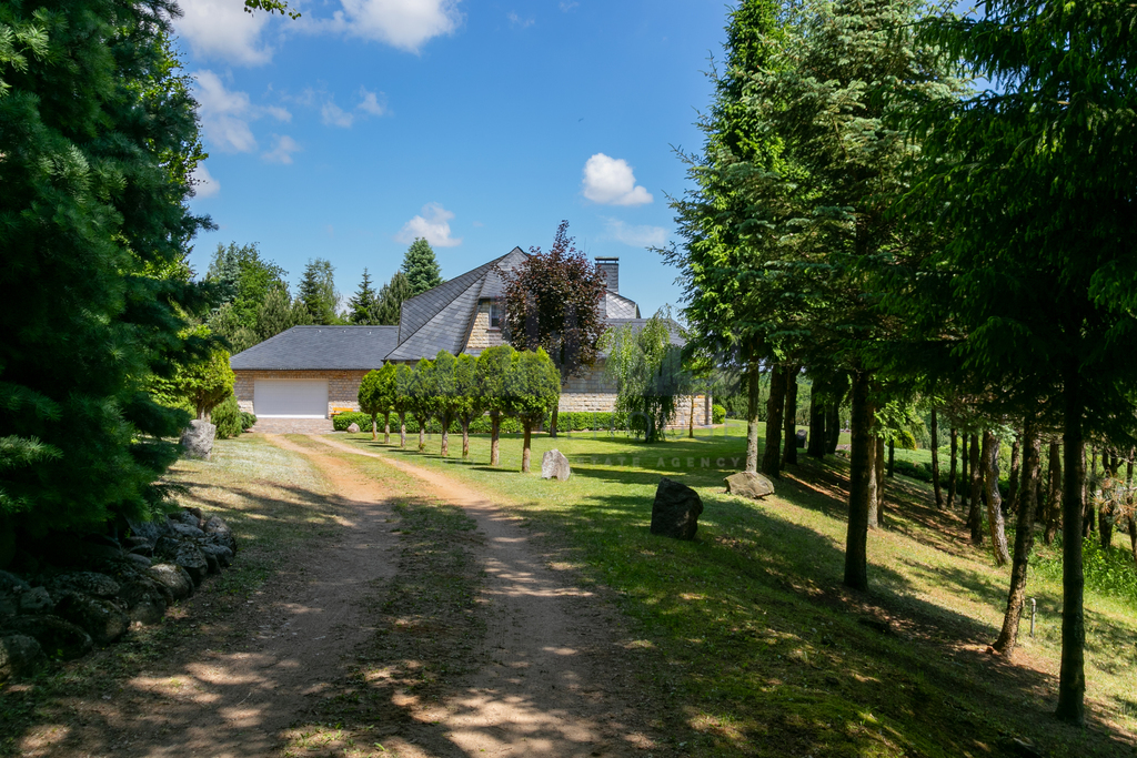 Dom w stylu śródziemnomorskim nad jeziorem Mazury