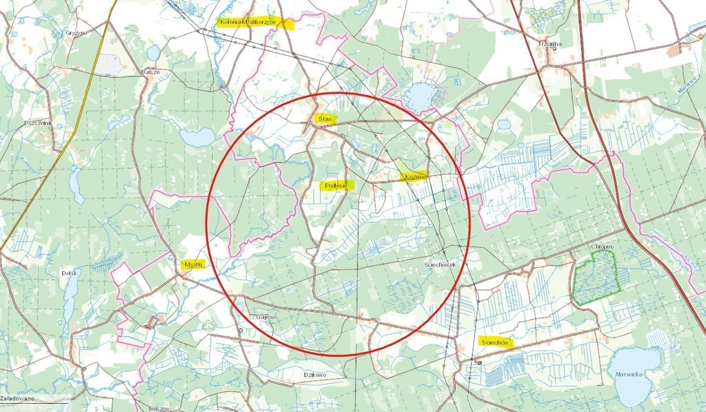 Działka z linią brzegową rzeki, lasem i stawem.