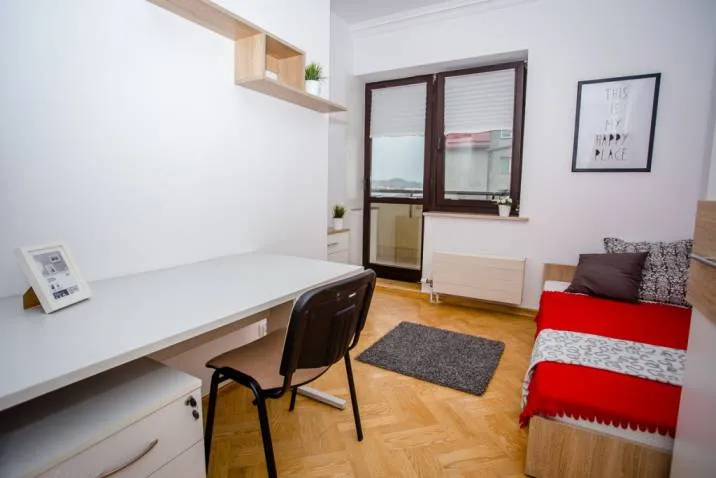 Pokój jednoosobowy #4 z balkonem przy ul. Pod Strzechą 4/13