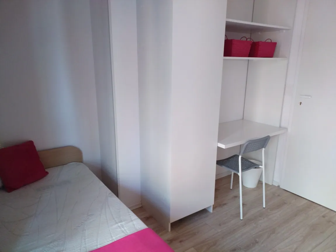 Pokój jednoosobowy #4 z balkonem przy ul. Skierniewickiej 14/67