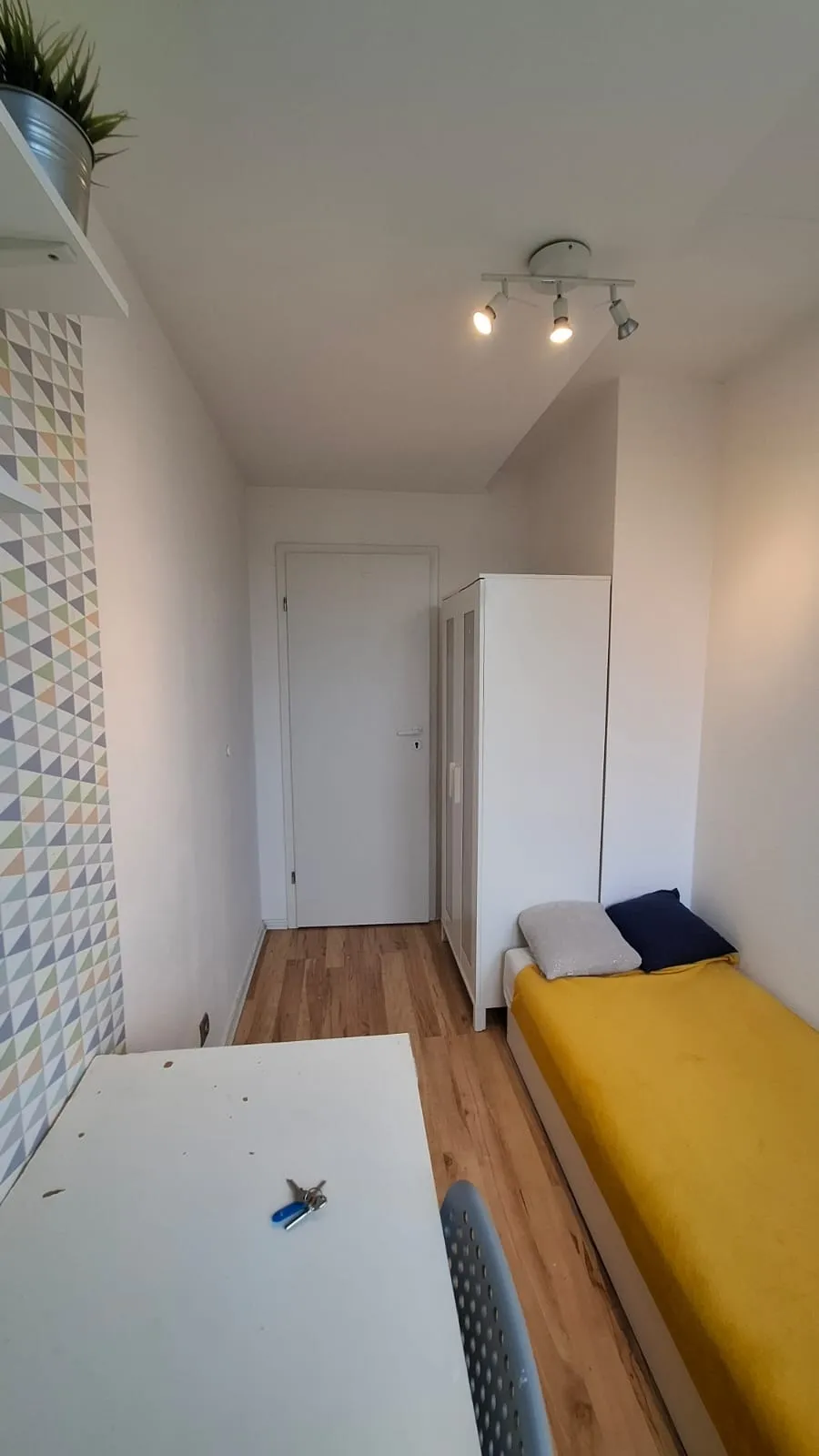 Pokój jednoosobowy #2 przy al. Lotników 19 [TYLKO DLA KOBIET]