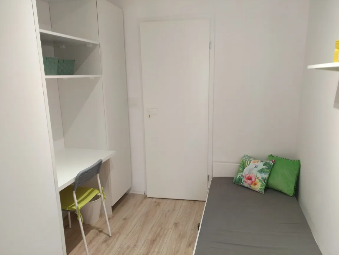 Pokój jednoosobowy #5 z balkonem przy ul. Skierniewickiej 14/67