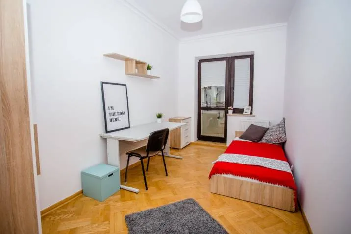 Pokój jednoosobowy #5 z balkonem przy ul. Pod Strzechą 4/13